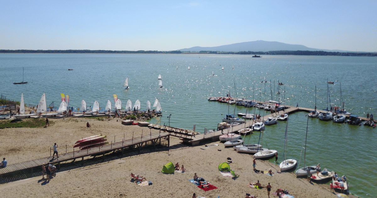 Plaża i przystań żeglarska nad Zalewem Mietkowskim